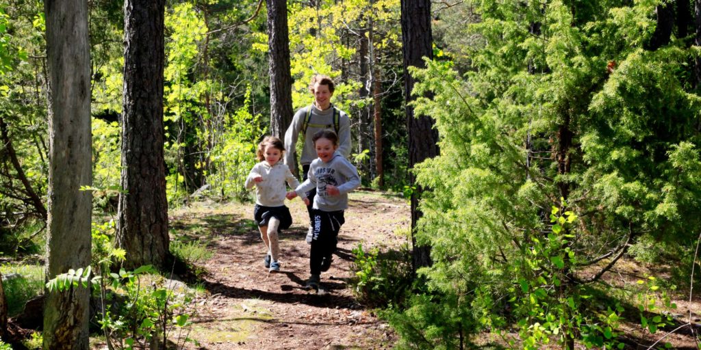 Perhe juoksee metsässä